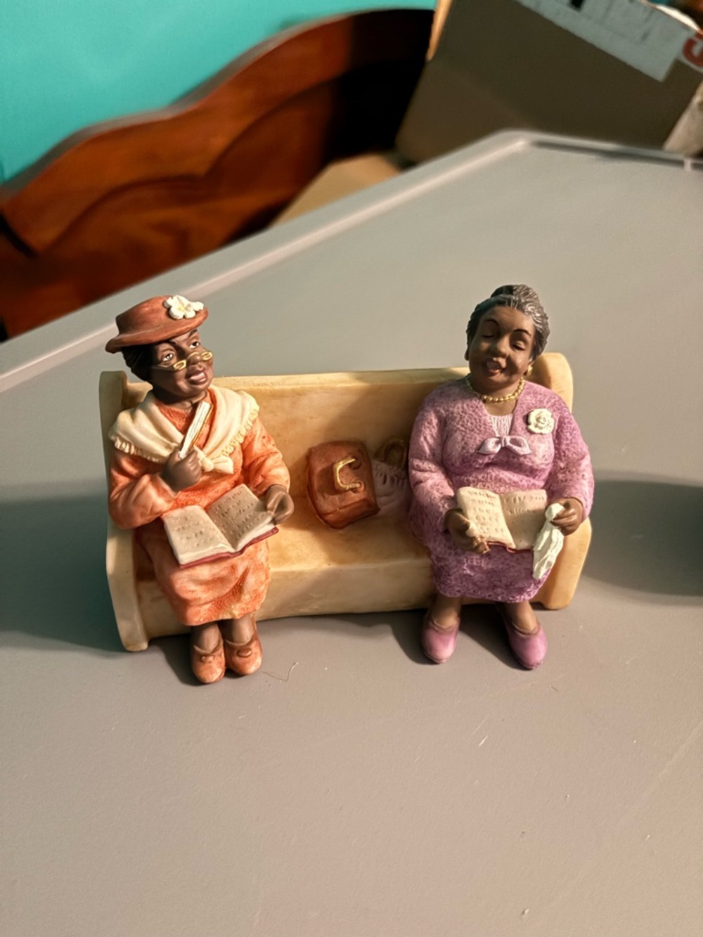 UTI WOMEN BLACK AFRICAN AMERICAN WOMEN CHURCH PEW POLY RESIN FIGURINE HYMNAL
